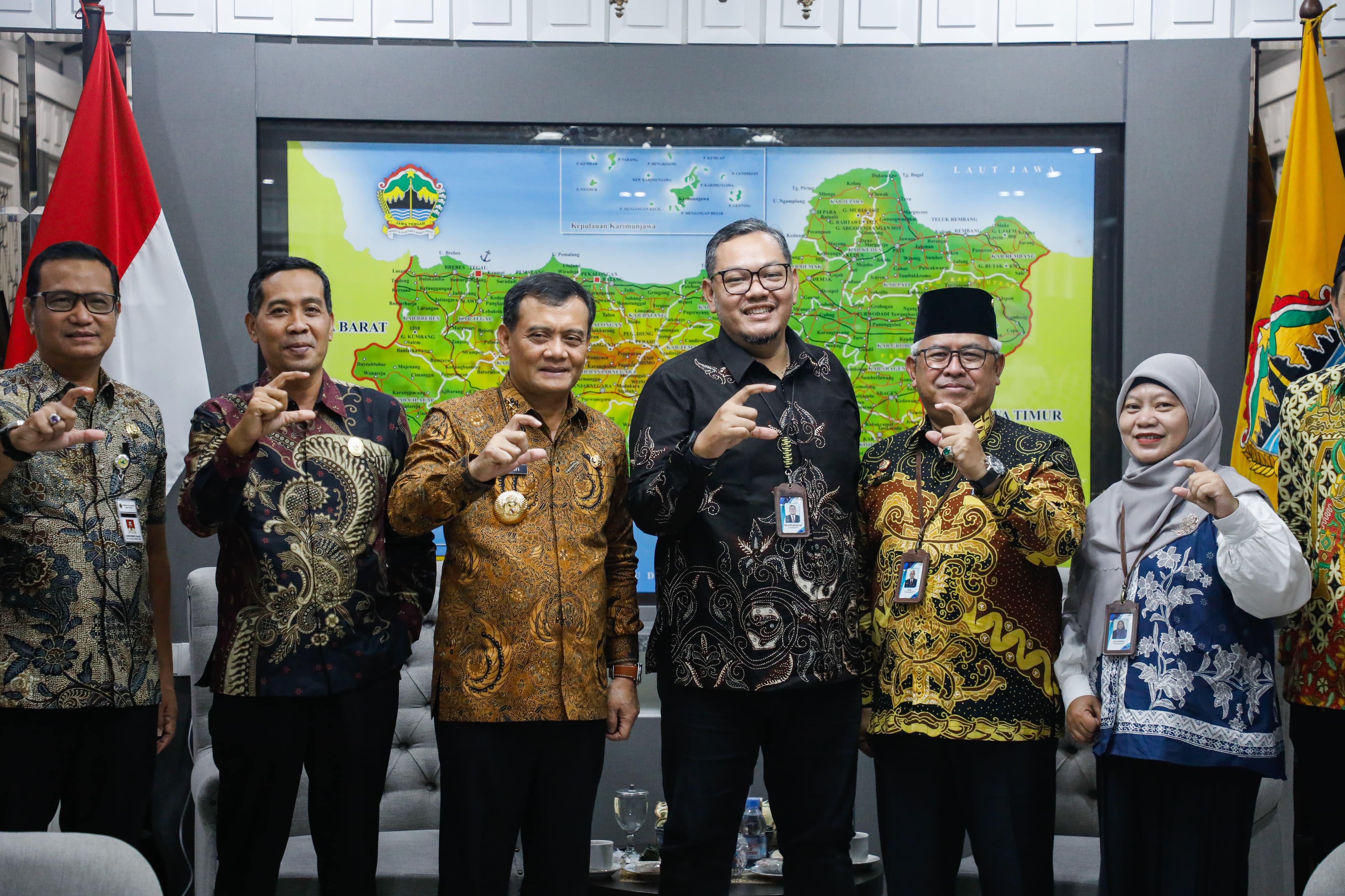 Gubernur Ahmad Luthfi menerima jajaran Komisi Informasi Publik (KIP) Jateng di ruanh kerjanya, Kamis (4/12/2025).