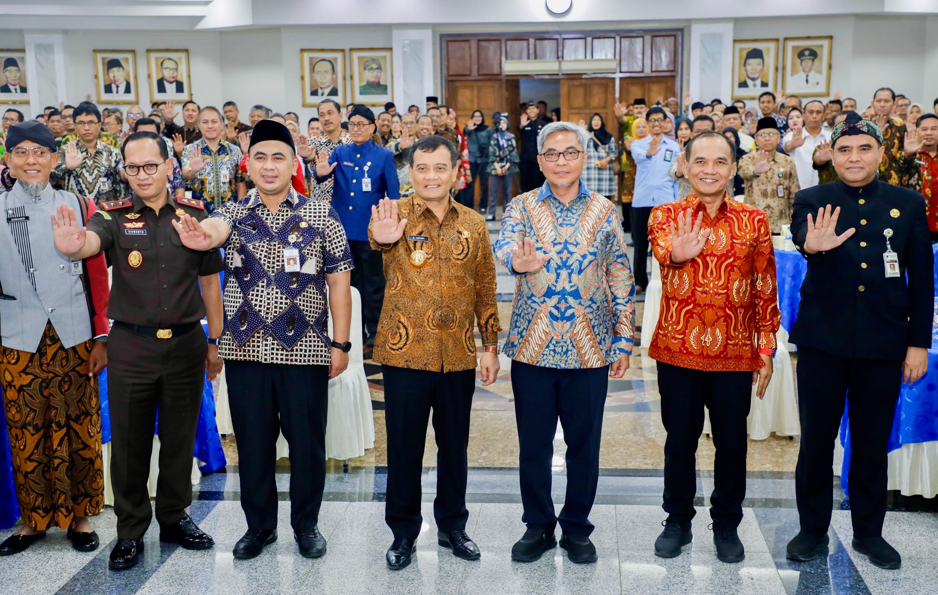 Gubernur Ahmad Luthfi Wabup Taj Yasin Ketua KPK Setyo Budiyanto dan jajaran Forkominda Jateng dalam Hakordia dan Lawasda di Grhadika Bakti Praja Kamis (4/12/2025).