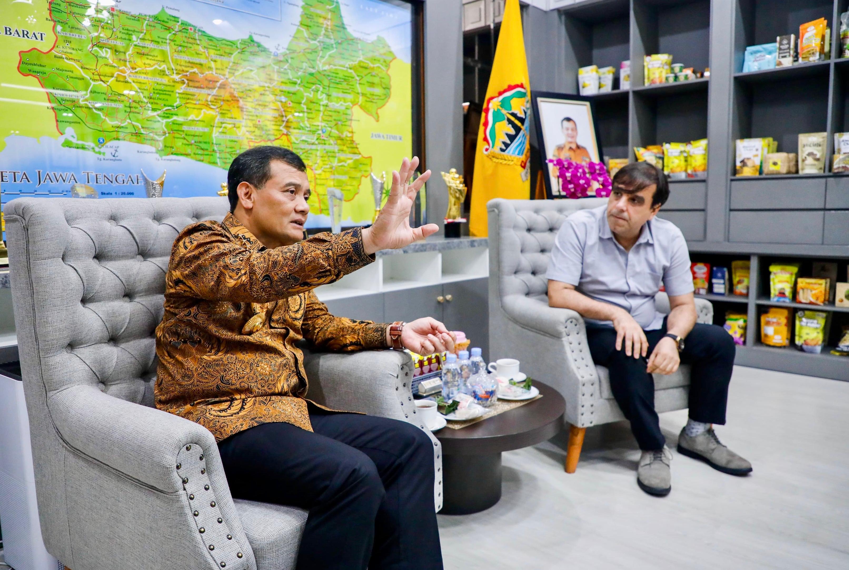 Gubernur Jawa Tengah Ahmad Luthfi menerima investor dari Dubai  di ruang kerjanya Kamis (4/12/2025).