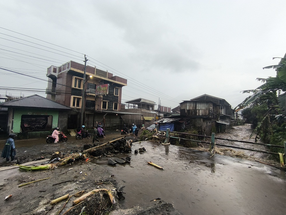 Saluran Wanganaji meluap menyebabkan banjir ke jalan raya Dieng di Dusun Jawar, Bumirejo, Mojotengah, Kamis (4/12/2025).