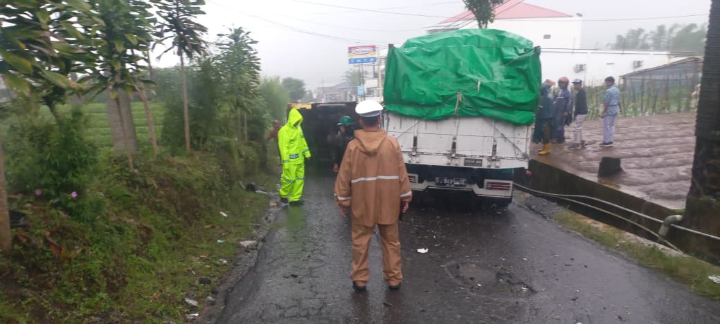 Kecelakaan terjadi di jalur Tambi-Temanggung akibat rem blong, kamis (4/12/2025). Tak ada korban jiwa dalam peristiwa itu.