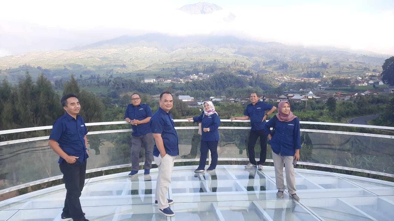 Pengunjung berfoto di jembatan kaca Sigandul View. Objek wisata ini salah satu yang banyak dikunjungi.