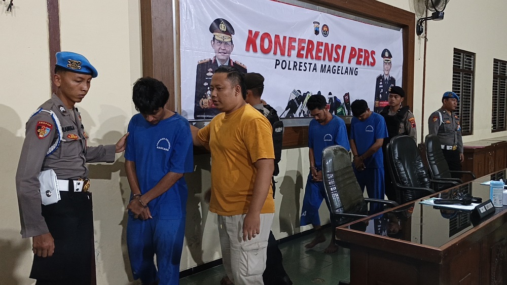 Empat debt collector yang diamankan aparat Polresta Magelang diduga akibat menculik ibu dan anak warga Tegalrejo, Kabupaten Magelang.