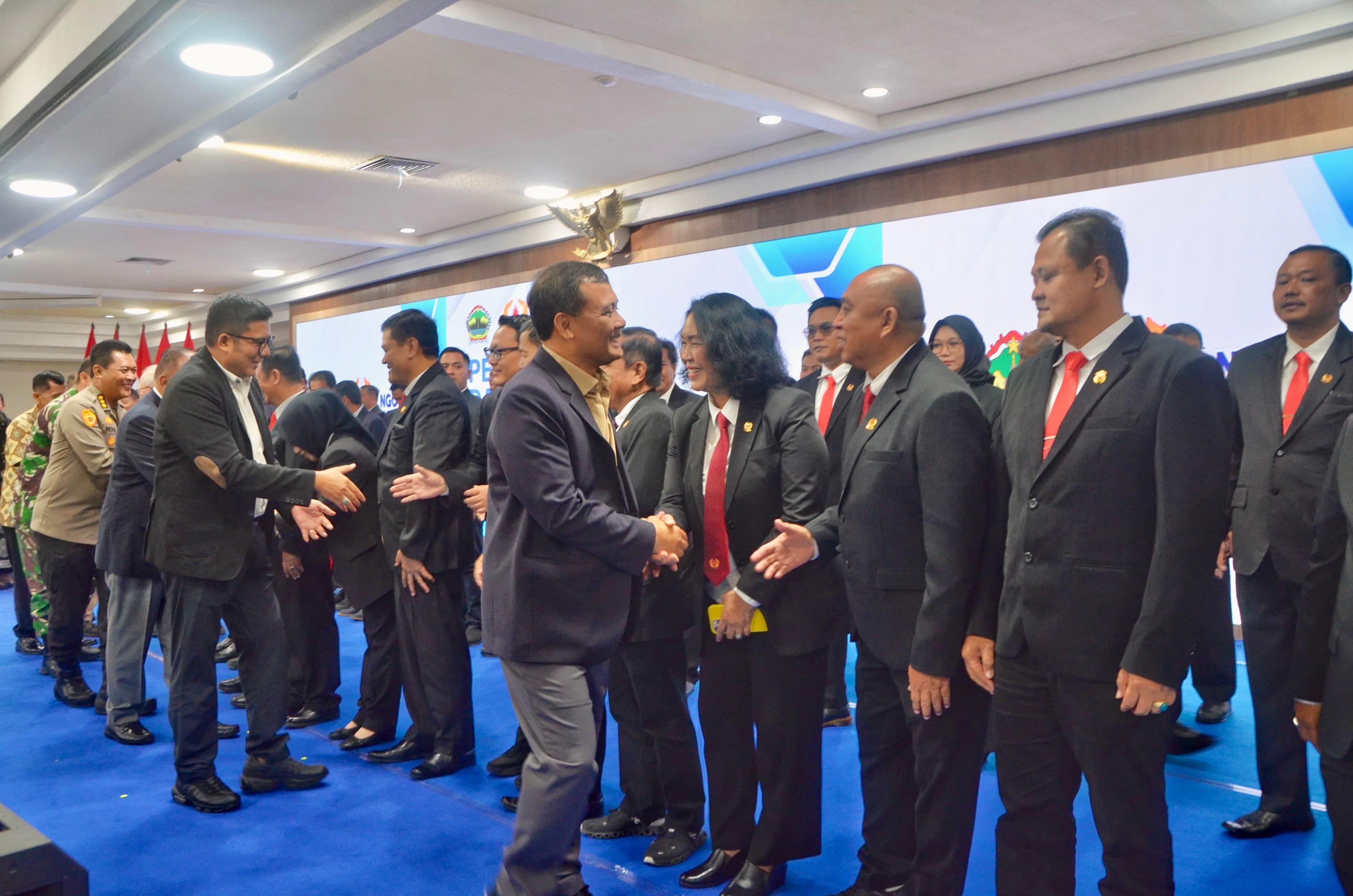 Gubernur Ahmad Luthfi menyalami pengurus KONI Jawa Tengah periode 2025-2029 di Grhadika Bakti Praja, Jumat (5/12/2025).