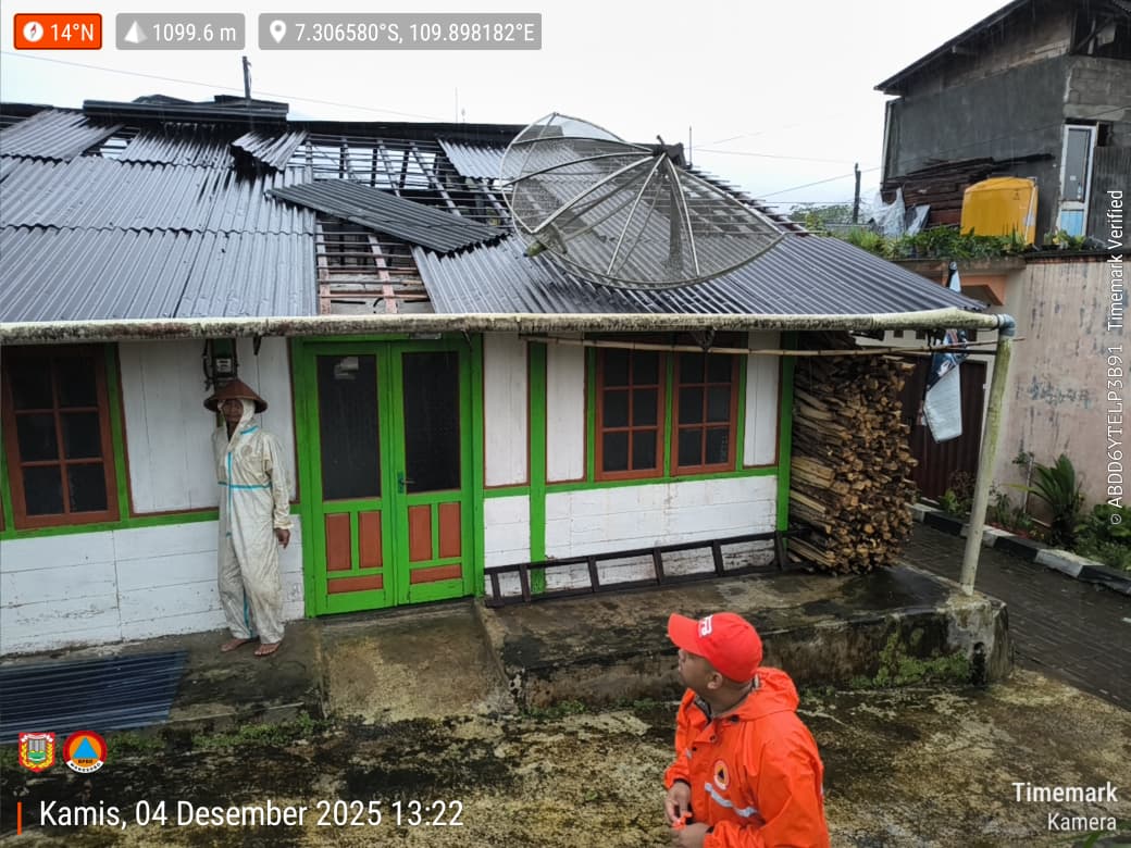 Rumah warga Mojotengah rusak setelah atapnya diterjang angin  lisus Kamis (4/12/2025).