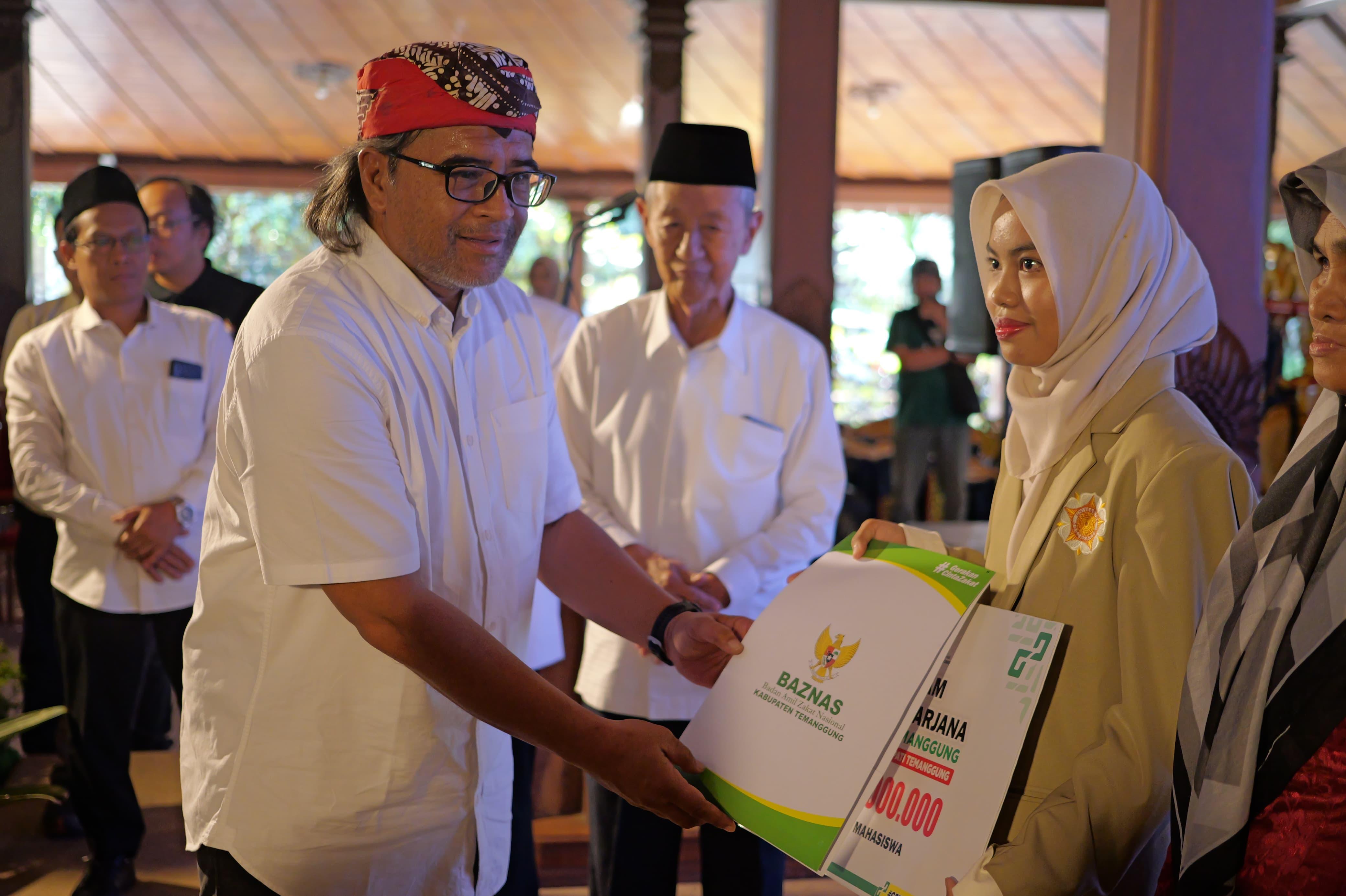 Bupati Agus Setyawan menyerahkan beasiswa sarjana di Pendopo Pengayoman.