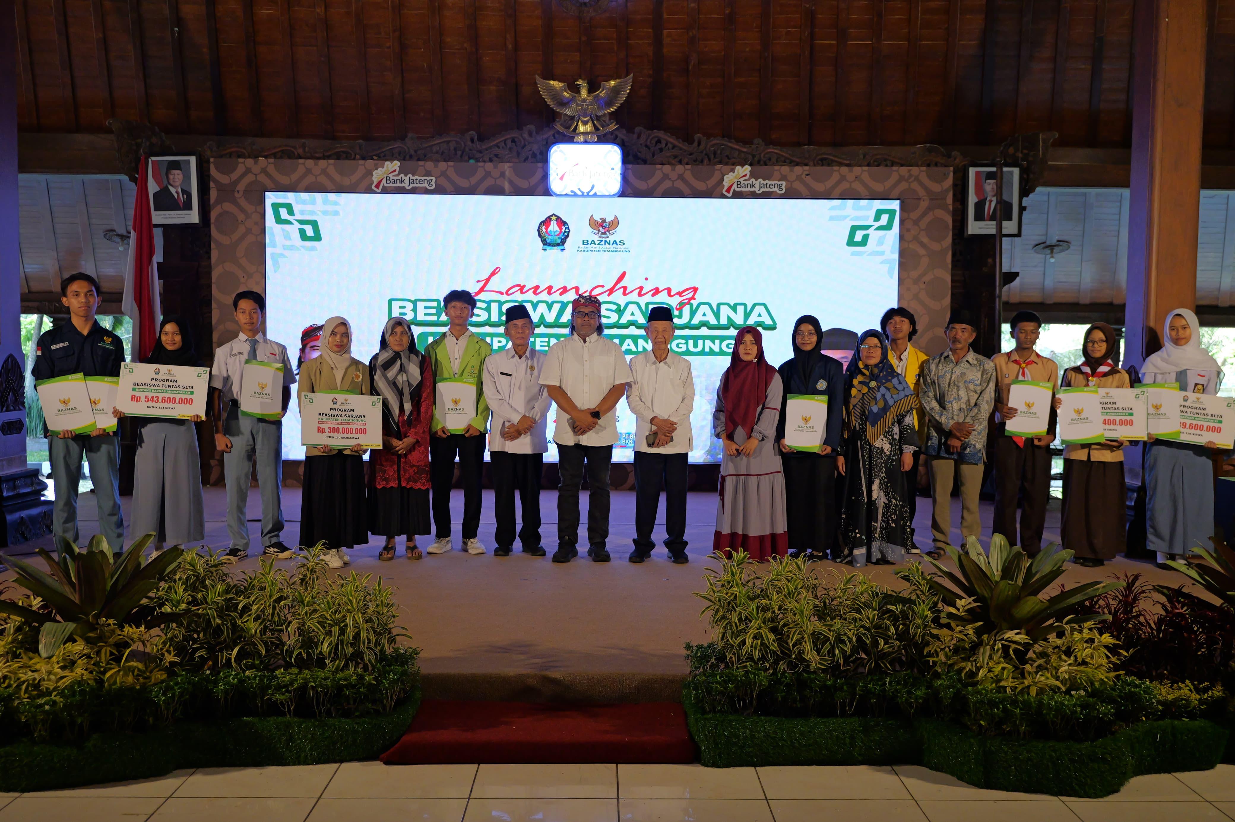 Bupati Temanggung Agus Setyawan bersama Ketua Baznas  Manshur Asnawi dan penerima beasiswa pendidikan termasuk Beasiswa Sarjana Kabupaten Temanggung di Pendopo Pengayoman 27 September 2025.