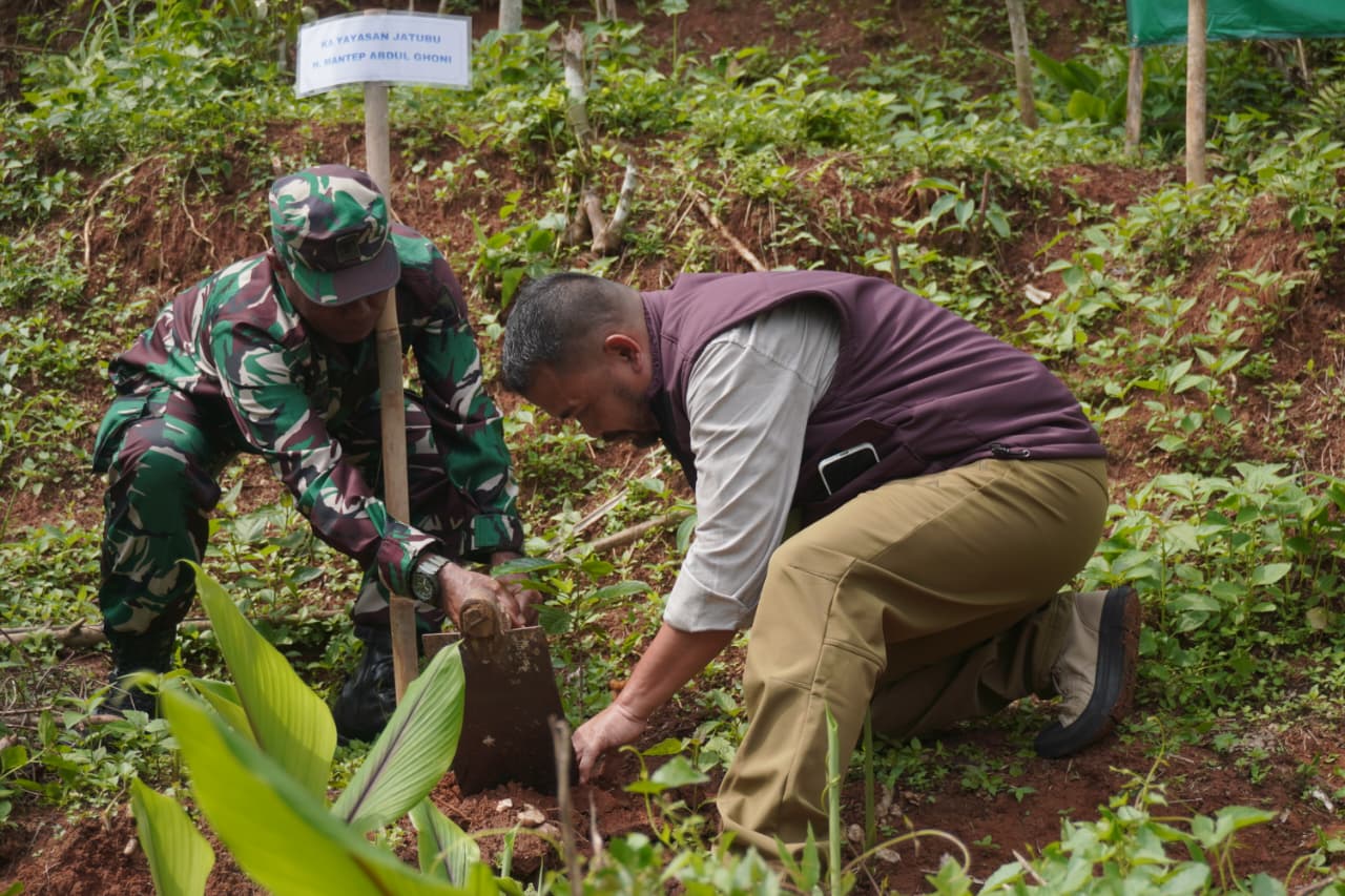 Kodim 0707 Wonosobo menanam tanaman keras di wilayah Desa Burat Kecamatan Kepil.