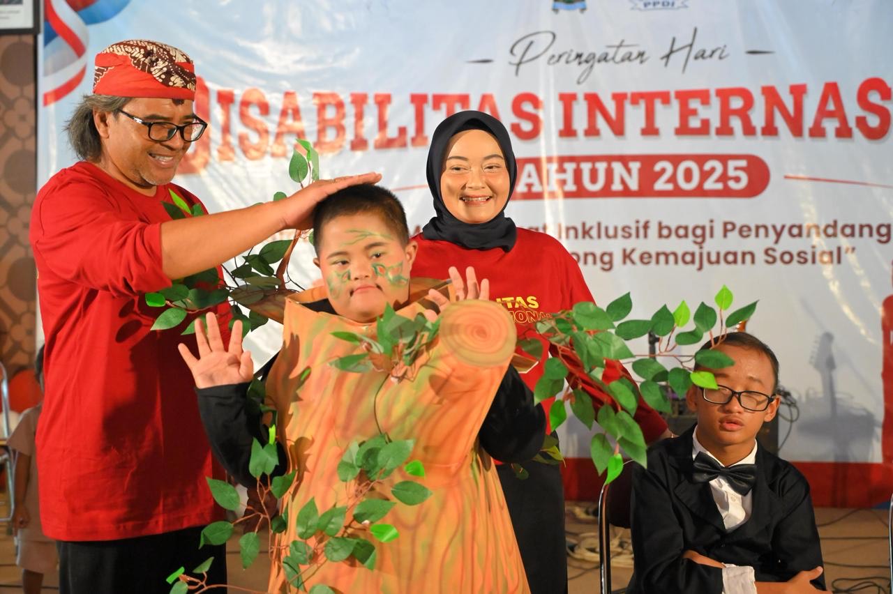 Bupati Temanggung Agus Setyawan bersama anak-anak berkebutuhan khusus (ABK) dalam pentas di Pendopo Pengayoman belum lama ini.