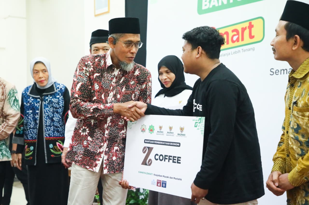 Sekda Provinsi Jateng Sumarno menyerahkan bantuan permberdayaan ekonomi dari Baznas, Sabtu (6/12/2025) di Masjid Agung Jawa Tengah, Semarang.
