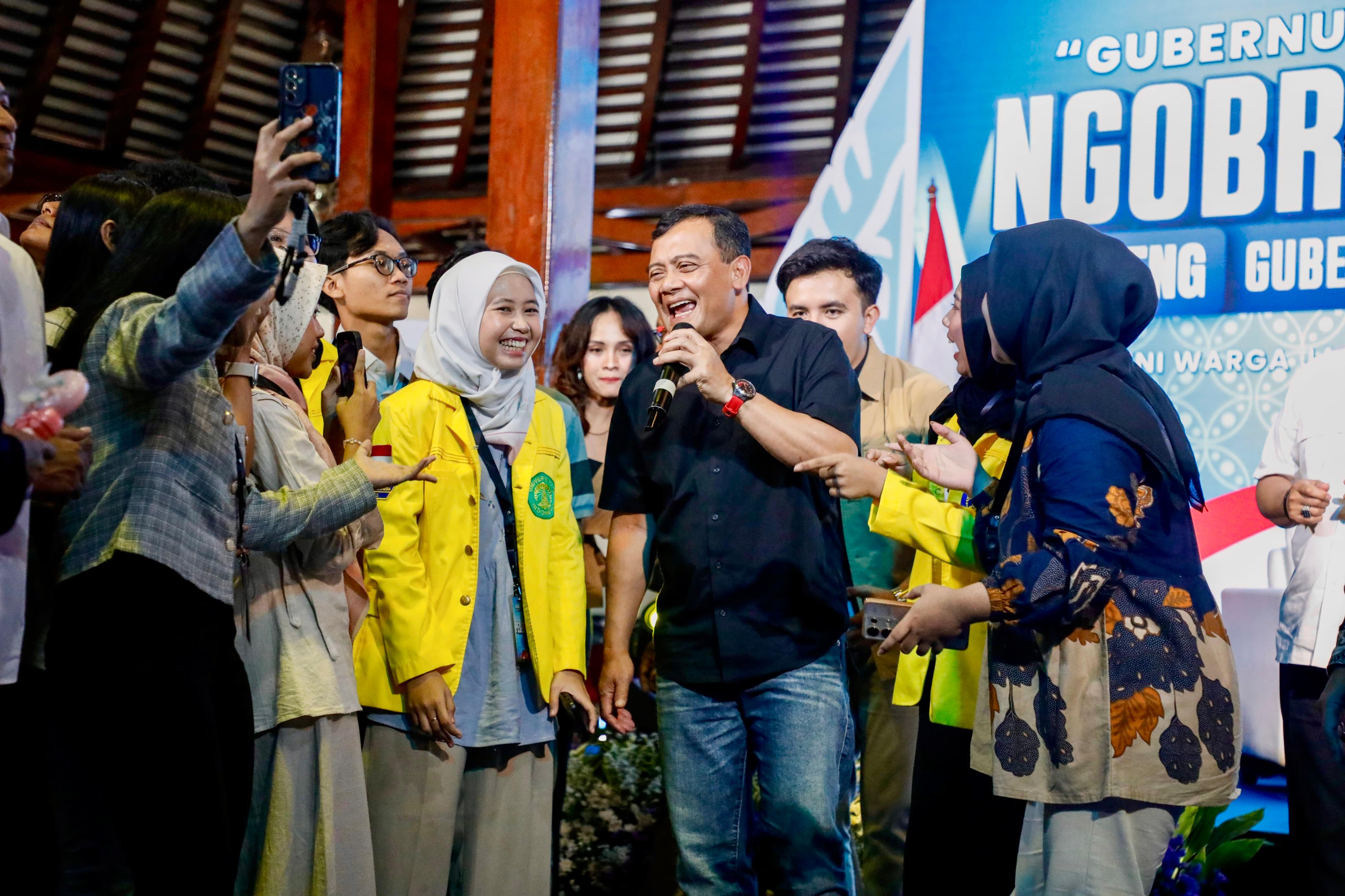 Gubernur Ahmad Luthfi bersama mahasiswa UI asal Jawa Tengah dalam acara Ngobrol Bareng Gubernur di TMII, Sabtu (5/12/2025).