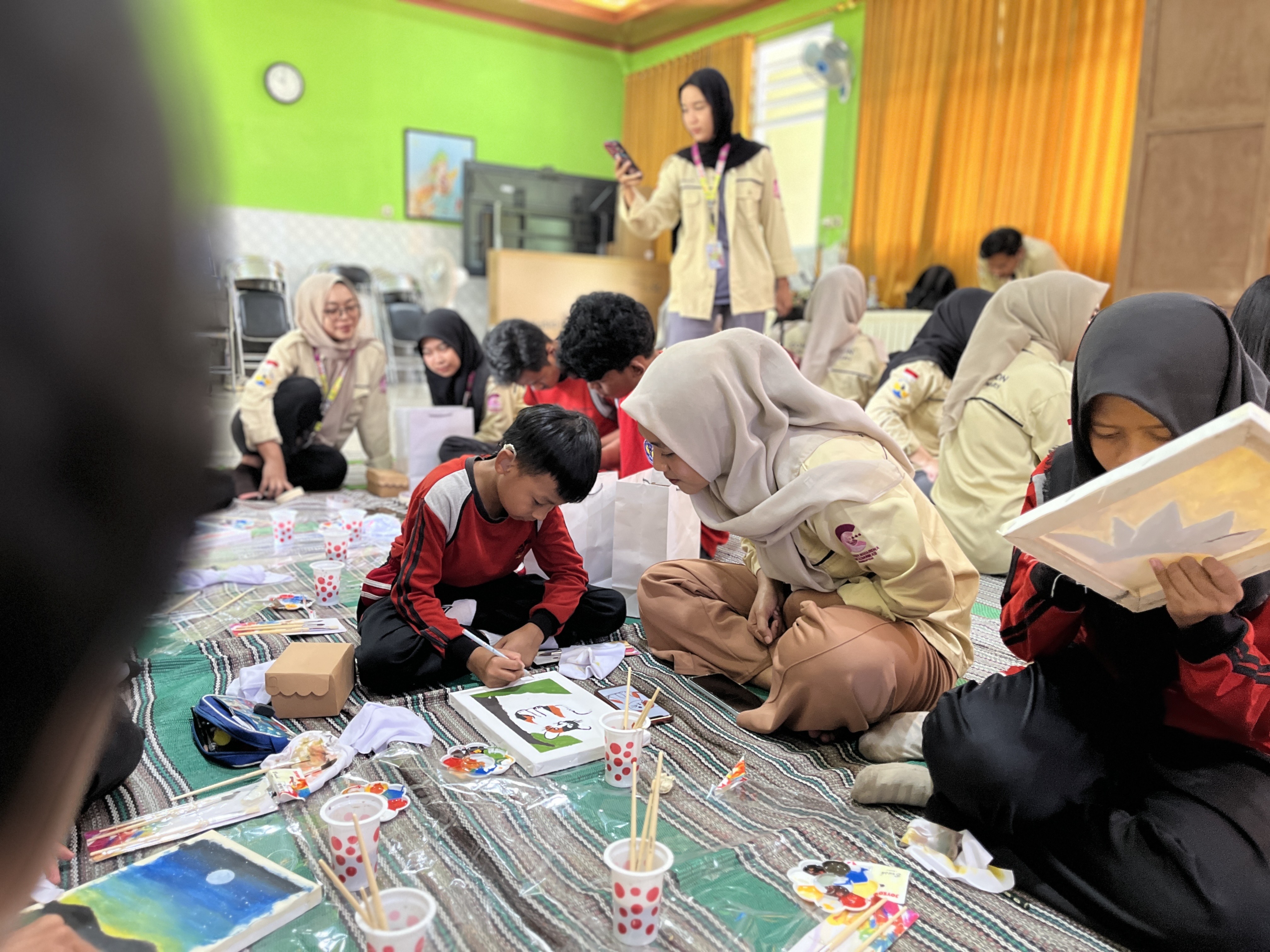 Siswa-siswi SLB Negeri Kota Magelang mengikuti workshop melukis yang diadakan oleh mahasiswa Ilmu Komunikasi Untidar, Jumat (5/12/2025).