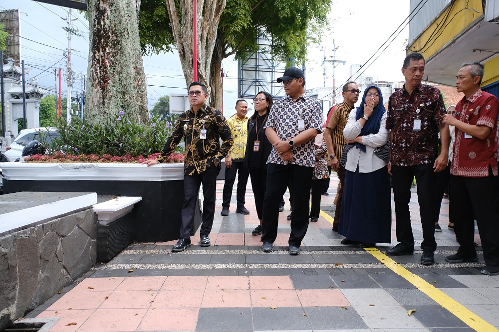 Wali Kota Magelang Damar Prasetyono bersama rombongan meninjau Kawasan Pecinan, Kamis (4/12/2025)  &nbsp;