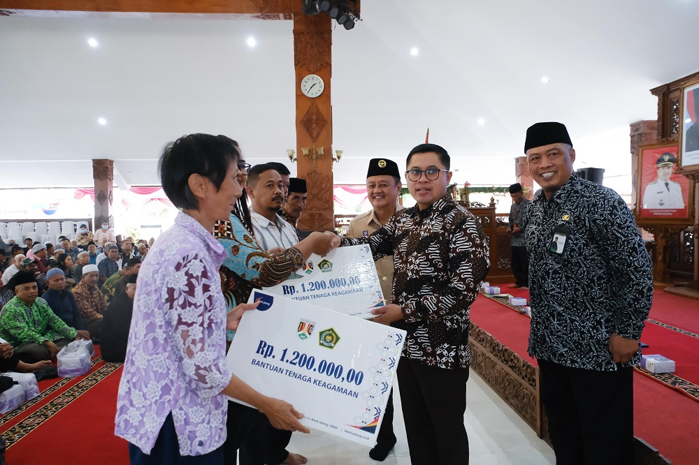 Wali Kota Magelang Damar Prasetyono memberikan dana hibah kepada tenaga keagamaan di Kota Magelang.