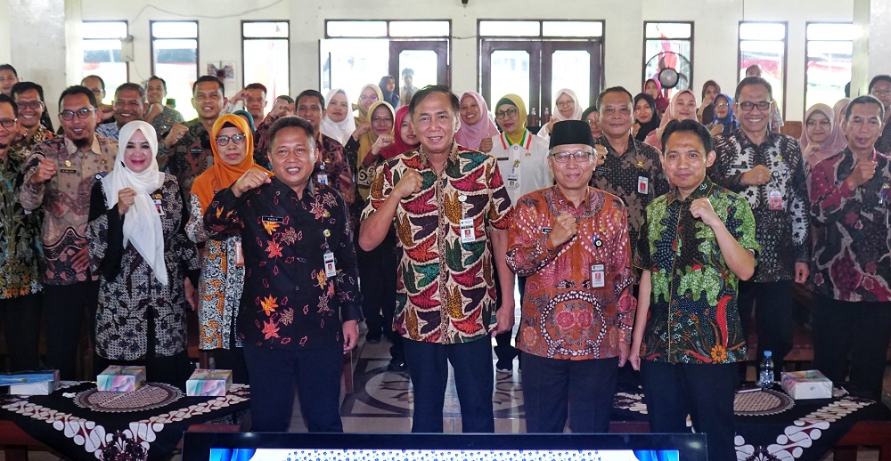 Sekda Kabupaten Magelang Adi Waryanto bersama Asisten Pemerintahan dan Kesra Provinsi Jateng Iwanuddin Iskandar saat membuka rakor Asisten Pemerintahan dan Kesra se-Jateng.  &nbsp;