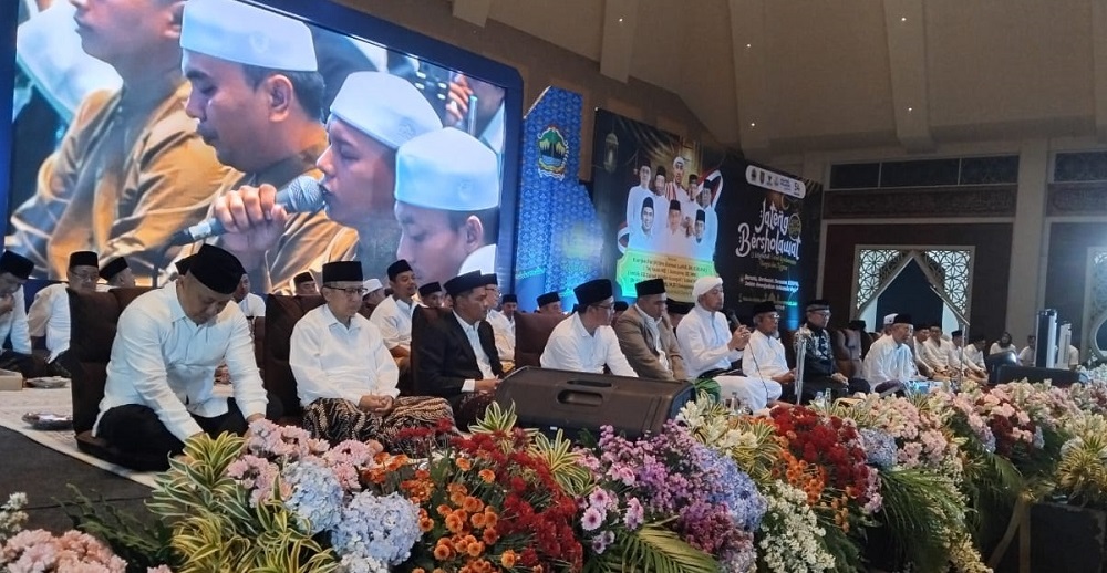 Ribuan warga bersholawat yang digelar di Masjid Agung Jawa Tengah (MAJT) An-Nuur Kota Mungkid, Kabupaten Magelang, Kamis (4/12/2025).