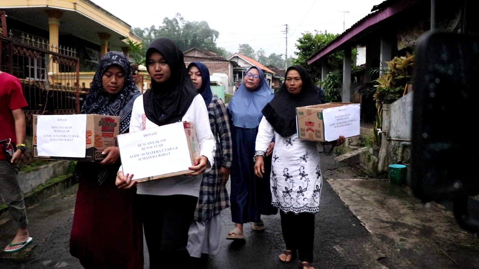 Warga Desa Malangsari, Bulu, Temanggung, melakukan penggalangan dana untuk korban banjir di Aceh dan Sumatera.