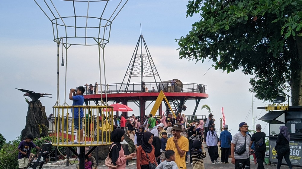 Pengunjung objek wisata Ketep Pass, Kabupaten Magelang.