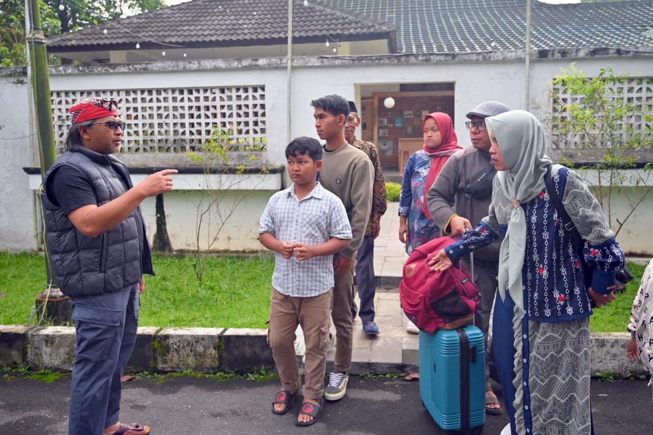 Bupati Temanggung Agus Setyawan melepas keberangkatan Riki dan Lilin yang hendak menemui Seni di Malaysia, Sabtu (6/12/2025).