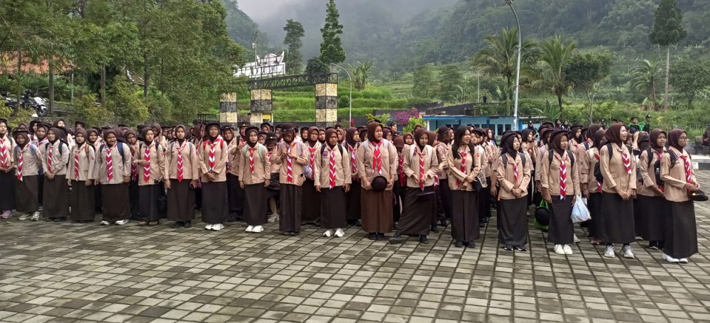 Para murid SMAN 5 Magelang apel di lokasi Pagergunung Rockland, Kecamatan Ngablak, Kabupaten Magelang sebelum mulai hiking menuju pos-pos kegiatan  &nbsp;