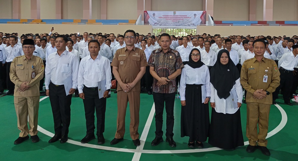 Bupati Magelang Grengseng Pamuji dan Ketua DPRD Kabupaten Magelang Sakir saat menyerahkan SK kepada 2.446 PPPK Paruh Waktu di GOR Paku Bumi, Senin (8/12/2025).