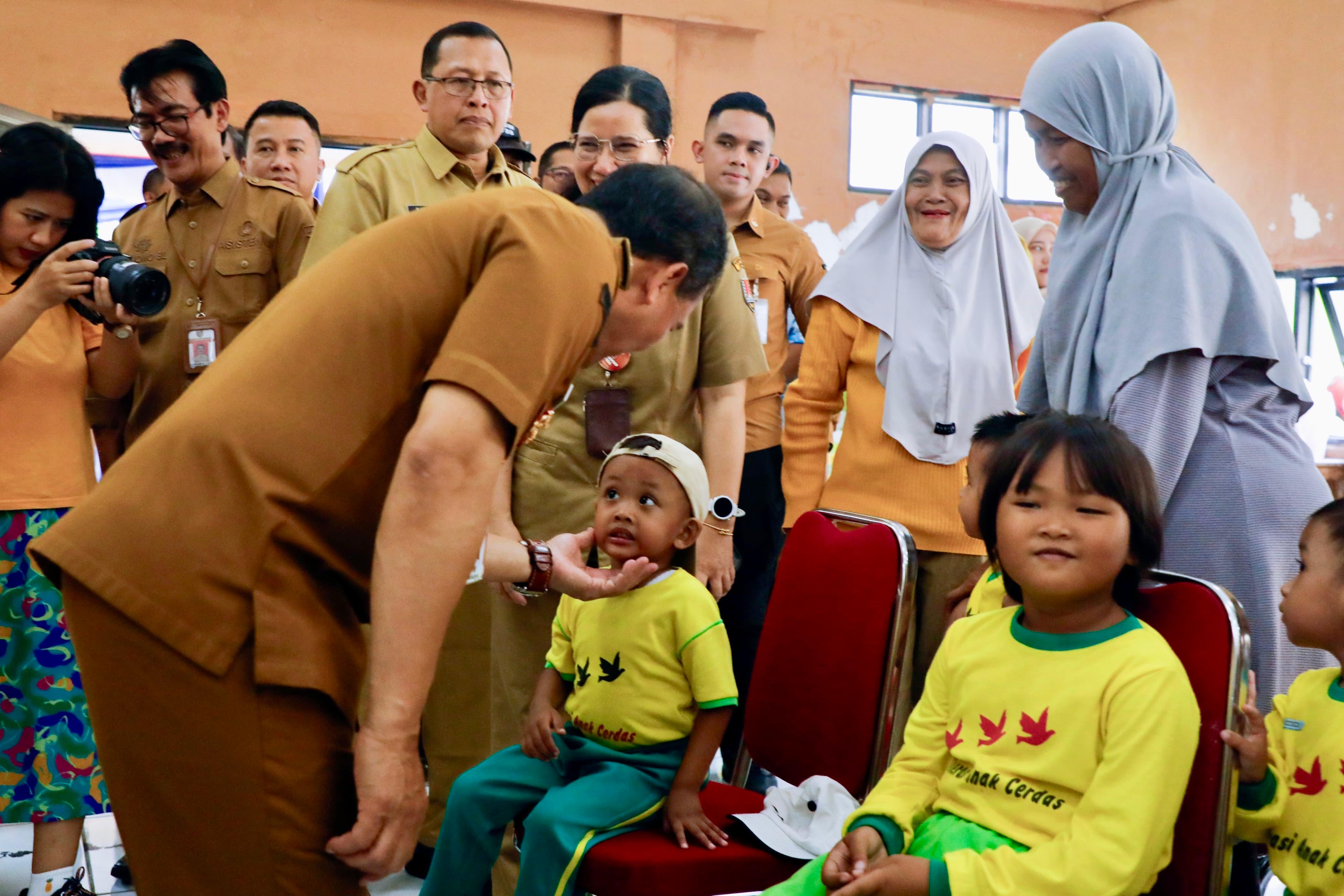 Gubernur Jateng Ahmad Luthfi dalam acara penyerahan bantuan dan cek kesehatan di Kelurahan Krobokan Semarang Utara, Senin (8/12/2025).
