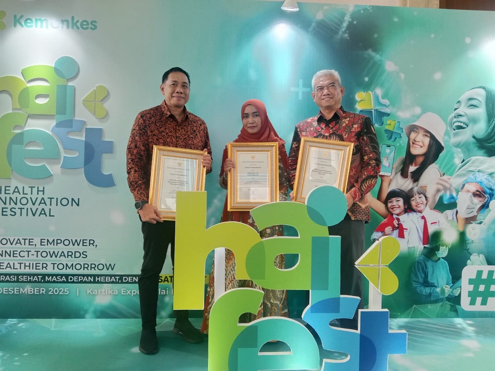Kepala Dinas Kesehatan Kota Magelang dr Istikomah mewakili Wali Kota Magelang Damar Prasetyono menerima penghargaan PSC 119 Award.