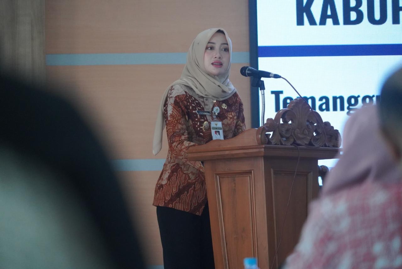 Wakil Bupati Temanggung drg Nadia Muna meminta agar pengentasan kemiskinan dilakukan keroyokan lintas sektor.