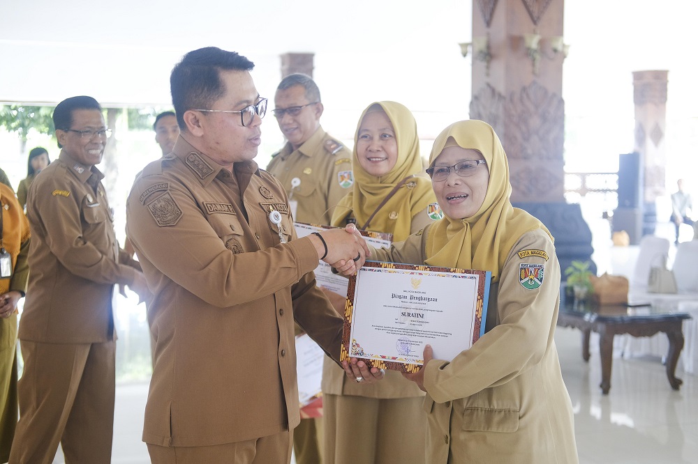 Wali Kota Magelang Damar Prasetyono secara simbolis menyerahkan SK Pensiun kepada puluhan ASN yang akan memasuki masa purnatugas, Senin (8/12/2025).