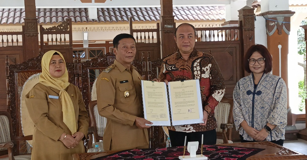 Wakil Bupati Magelang Sahid menunjukkan MoU dengan institusi pendidikan STMM Komdigi Jogjakarta, Senin (8/12/2025).
