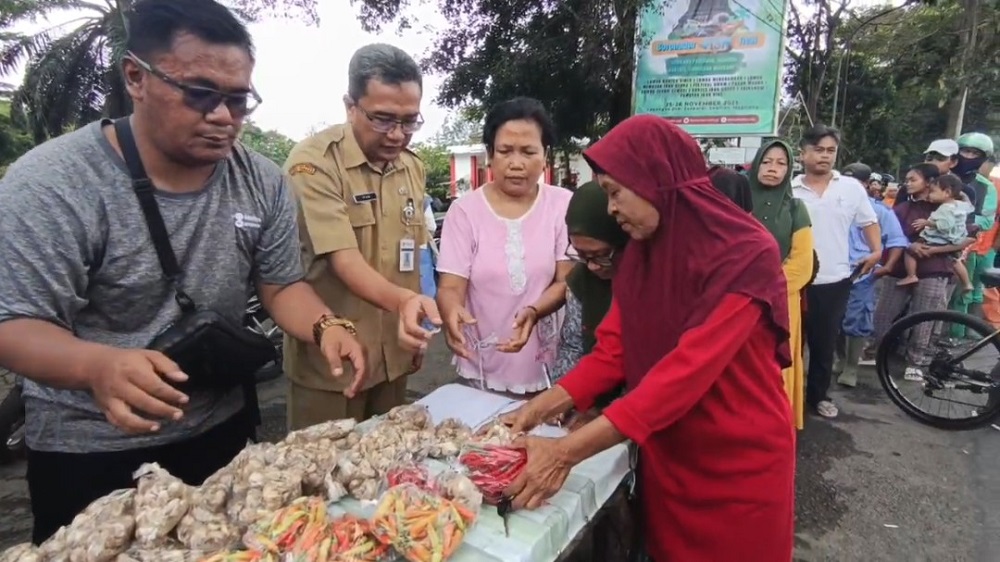 Warga mengantre untuk mendapatkan cabai gratis di Lapangan drh Soepardi, Mungkid, Selasa (9/12/2025)