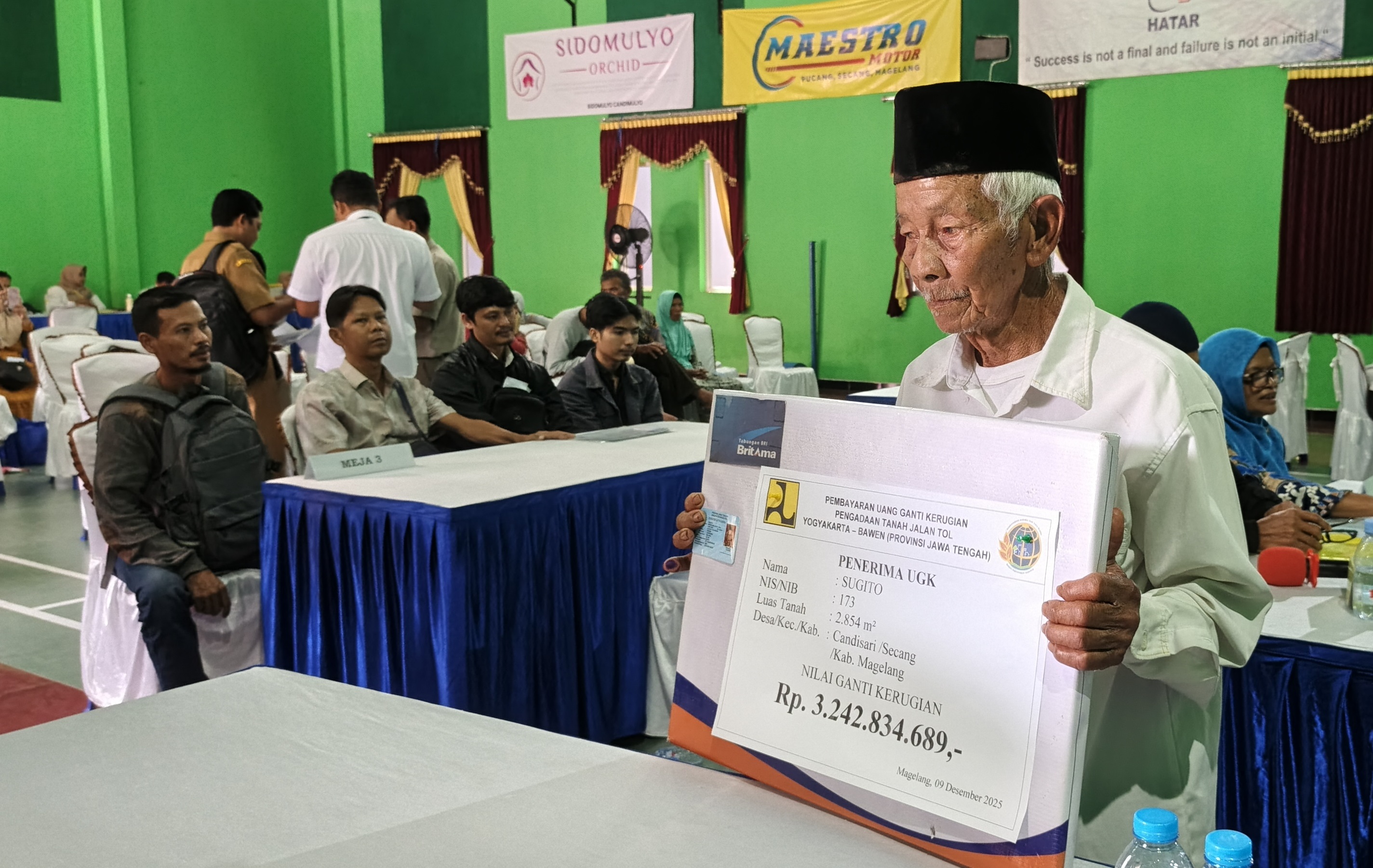 Sugito menunjukkan nilai uang ganti rugi sawah miliknya yang terdampak proyek tol Jogja-Bawen saat pembayaran di Balai Desa Candisari, Secang, Selasa (9/12/2025).