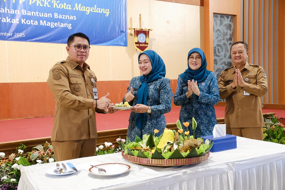 Wali Kota Magelang Damar Prasetyono menghadiri peringatan Hari Ibu di Gedung Wanita.