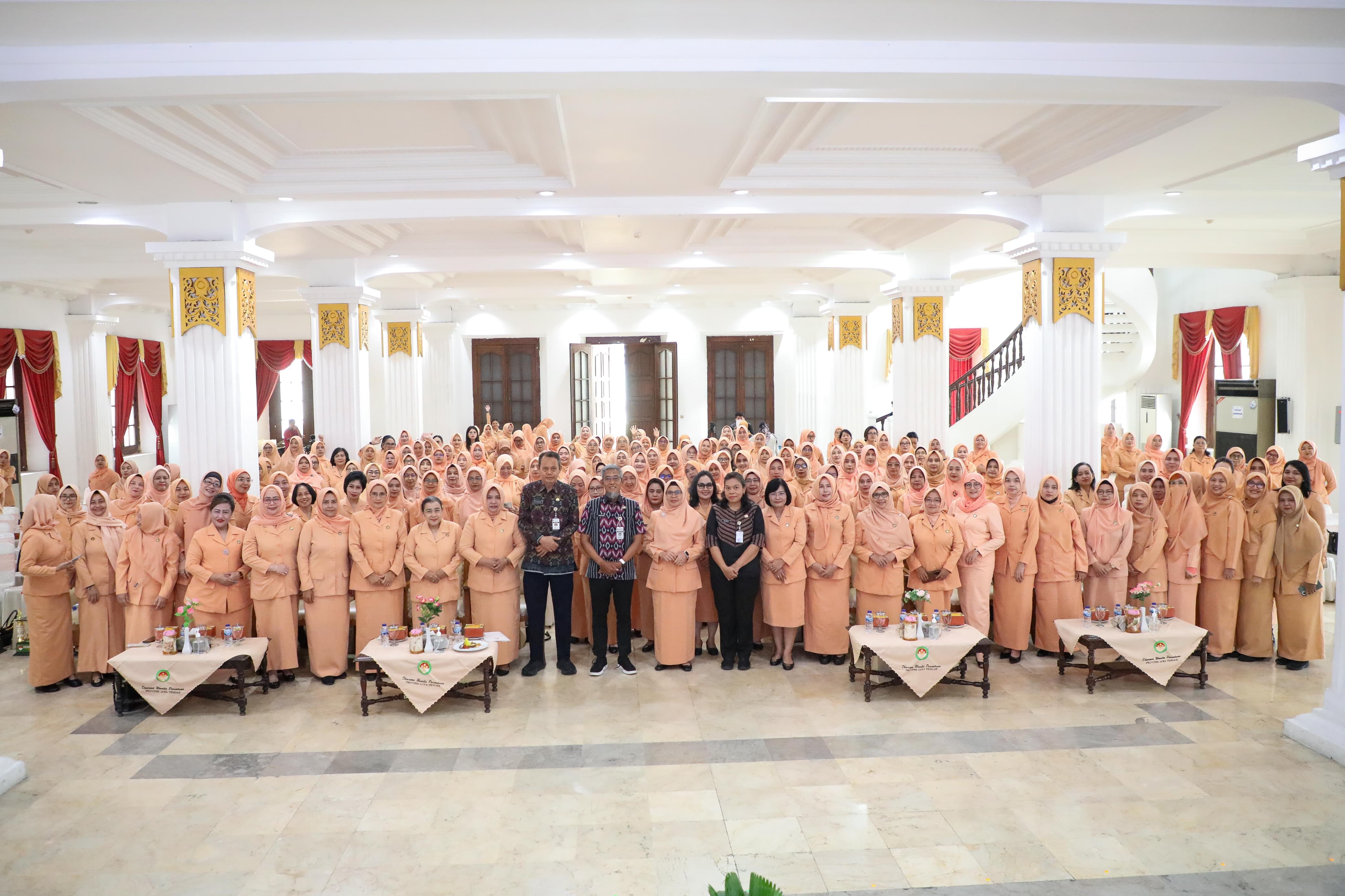 Sekda Provinsi Jateng Sumarno bersama anggota Dharma Wanita Persatuan dalam resepsi HUT ke-26 DWP tingkat provinsi di Wisma Perdamaian, Selasa (9/12/2025).