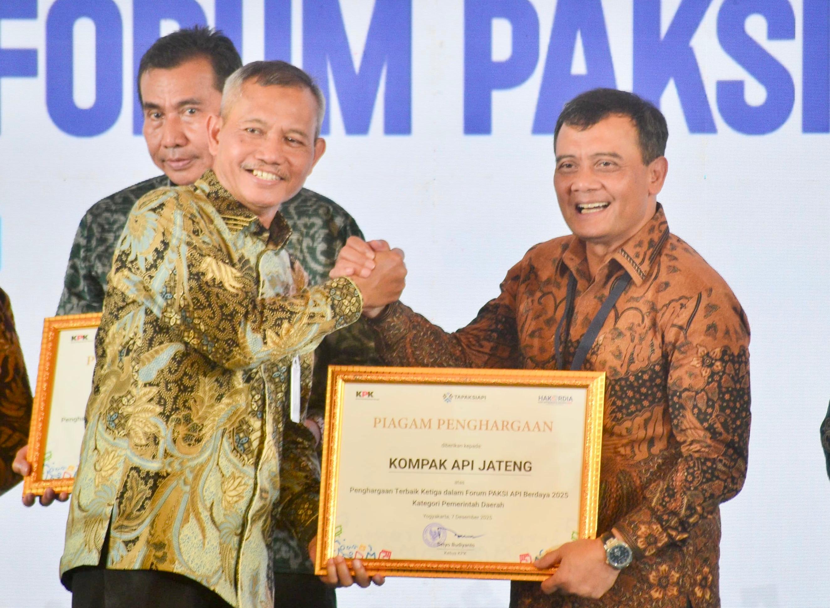 Gubernur Jawa Tengah Ahmad Luthfi menerima penghargaan dari KPK dalam acara Hari Antikorupsi Sedunia di Bangsal Kepatihan Jogjakarta, Selasa (9/12/2025).