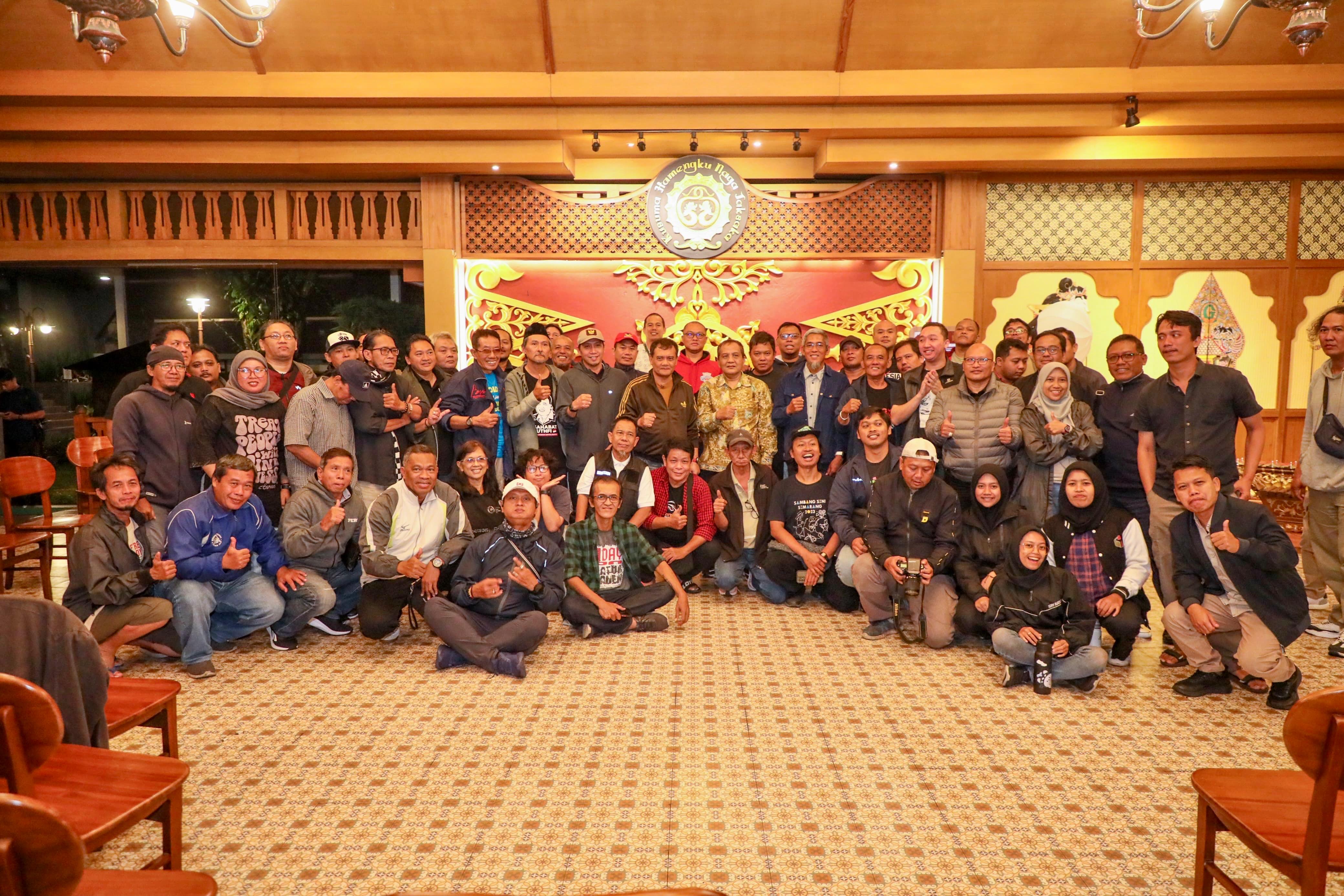 Gubernur Ahmad Luthfi bersama jurnalis se-Jateng di Hotel Griya Persada Bandungan  Senin (8/12/2025).