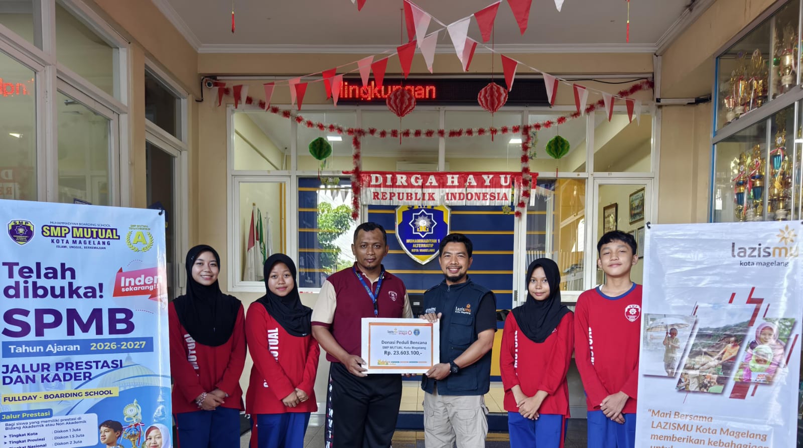 Kepala SMP Mutual Ahmad Haryanto menyerahkan hasil donasi korban bencana kepada Amil Lazismu yang hadir Abdul Qodir.