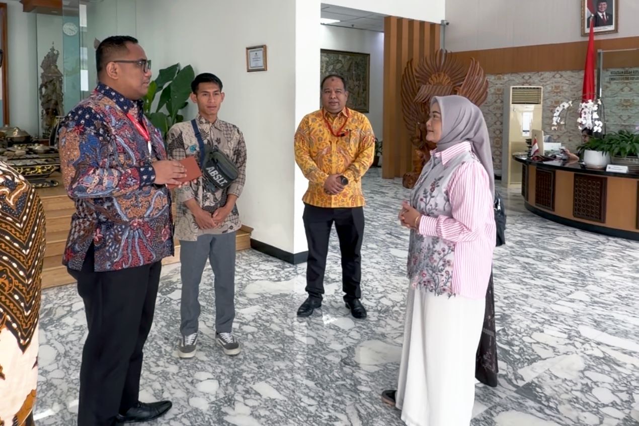 Riki, anak Seni saat tiba di KBRI Malaysia bersama Lilin didampingi Panca Dewi istri Bupati Temanggung.