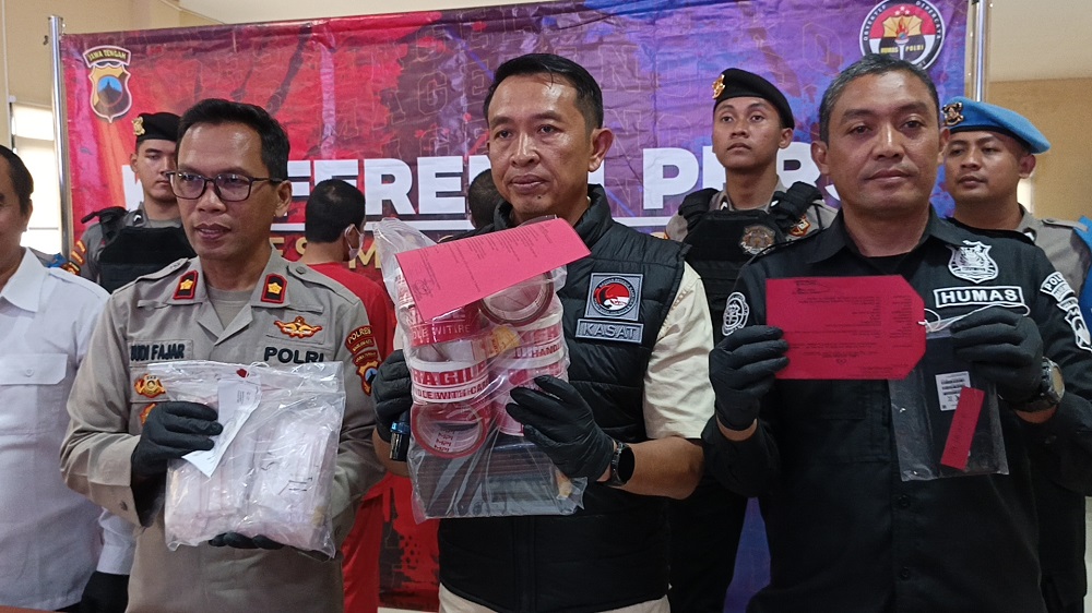 Kasat Resnarkoba Polres Magelang Kota Iptu Narto menunjukkan barang bukti sabu seberat 458,5 gram dan ekstasi seberat 9,85 gram yang disita dari rumah tersangka.