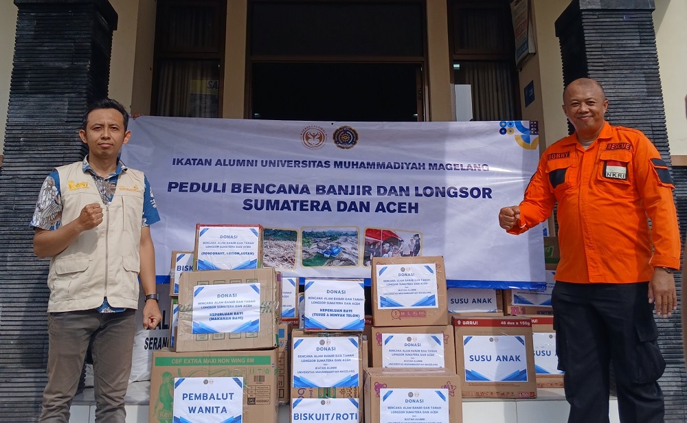 Penyerahan bantuan alumni Unimma melalui Ketua Relawan SAR KORCA Candimulyo Donny Sugiarto.