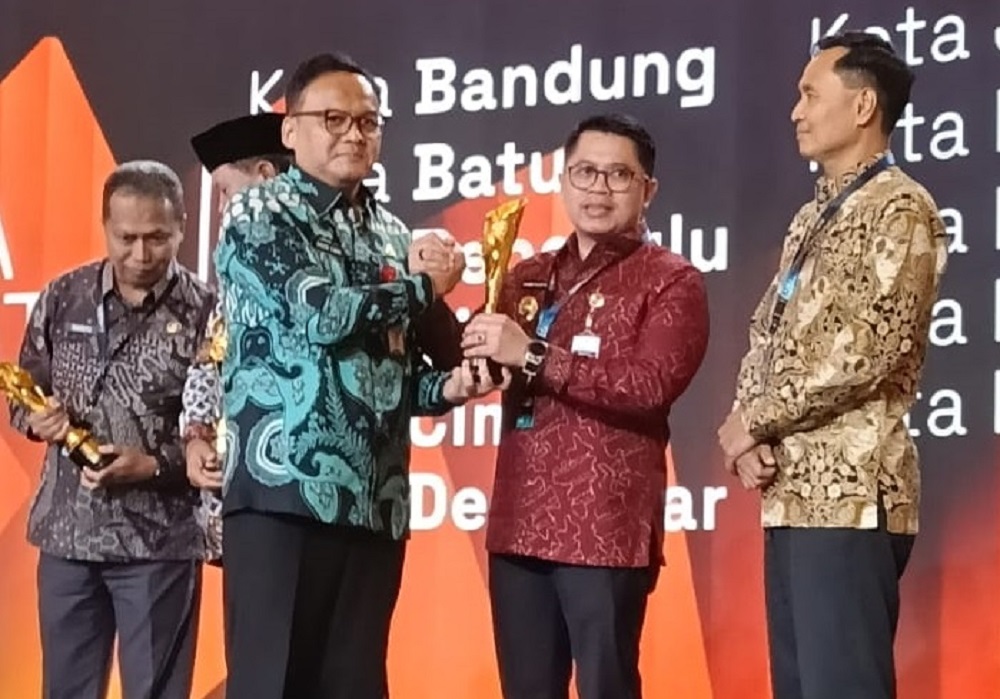 Wali Kota Magelang Damar Prasetyono menerima penghargaan Kota Sangat Inovatif&rdquo; ajang Innovative Government Award (IGA) 2025.