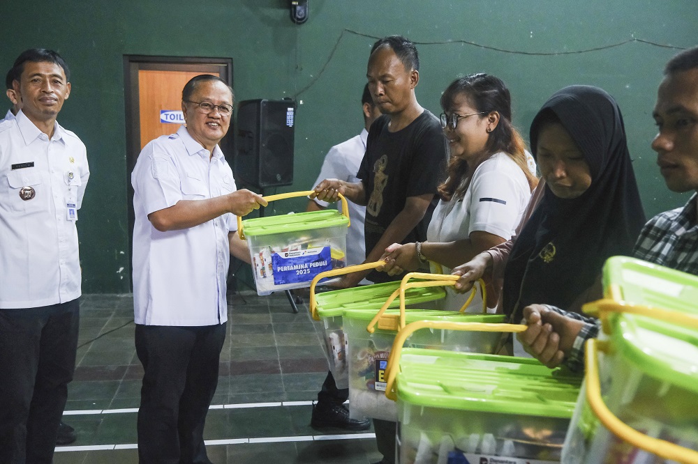Wakil Wali Kota Magelang dr Sri Harso menyerahkan 230 paket sembako dari Pertamina di Aula Kelurahan Magersari, Kecamatan Magelang Selatan.