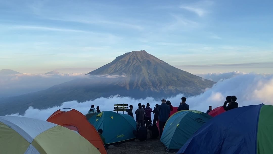 Aktivitas para pendaki di Gunung Sindoro jalur Kledung, Temanggung.