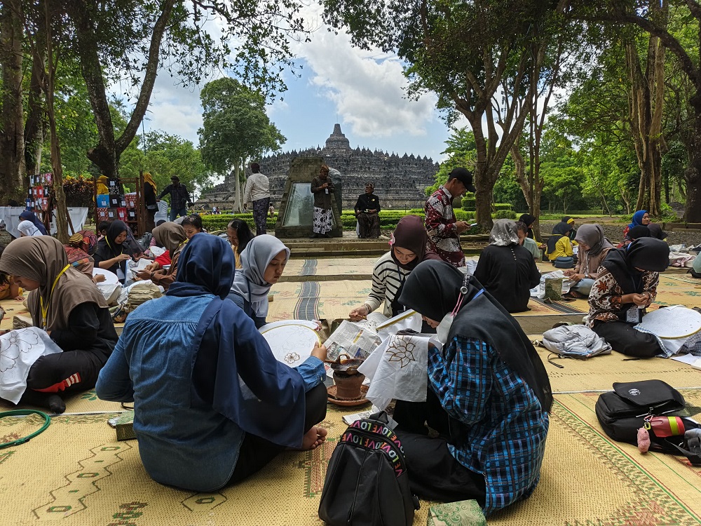 Sebanyak 200 peserta mengikuti lomba mencanting kain batik dengan background kemegahan Candi Borobudur, Kabupaten Magelang, Kamis (11/12/2025).