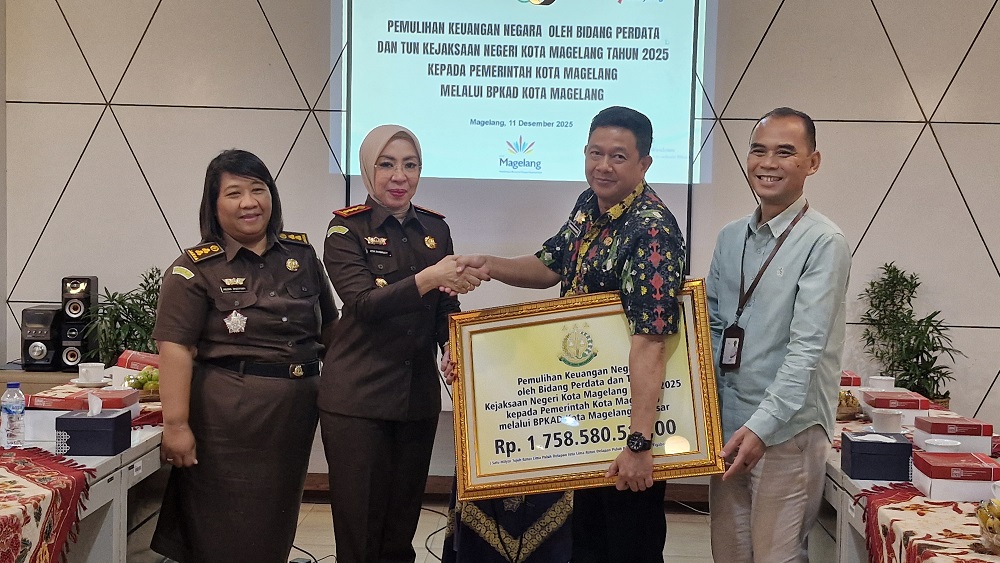 Kepala Kejari Kota Magelang Atik Rusmiaty Ambarsari secara simbolis menyerahkan uang negara yang bisa diselamatkan dari piutang pajak daerah kepada Kepala BPKAD Kota Magelang Nanang Kristiyono.