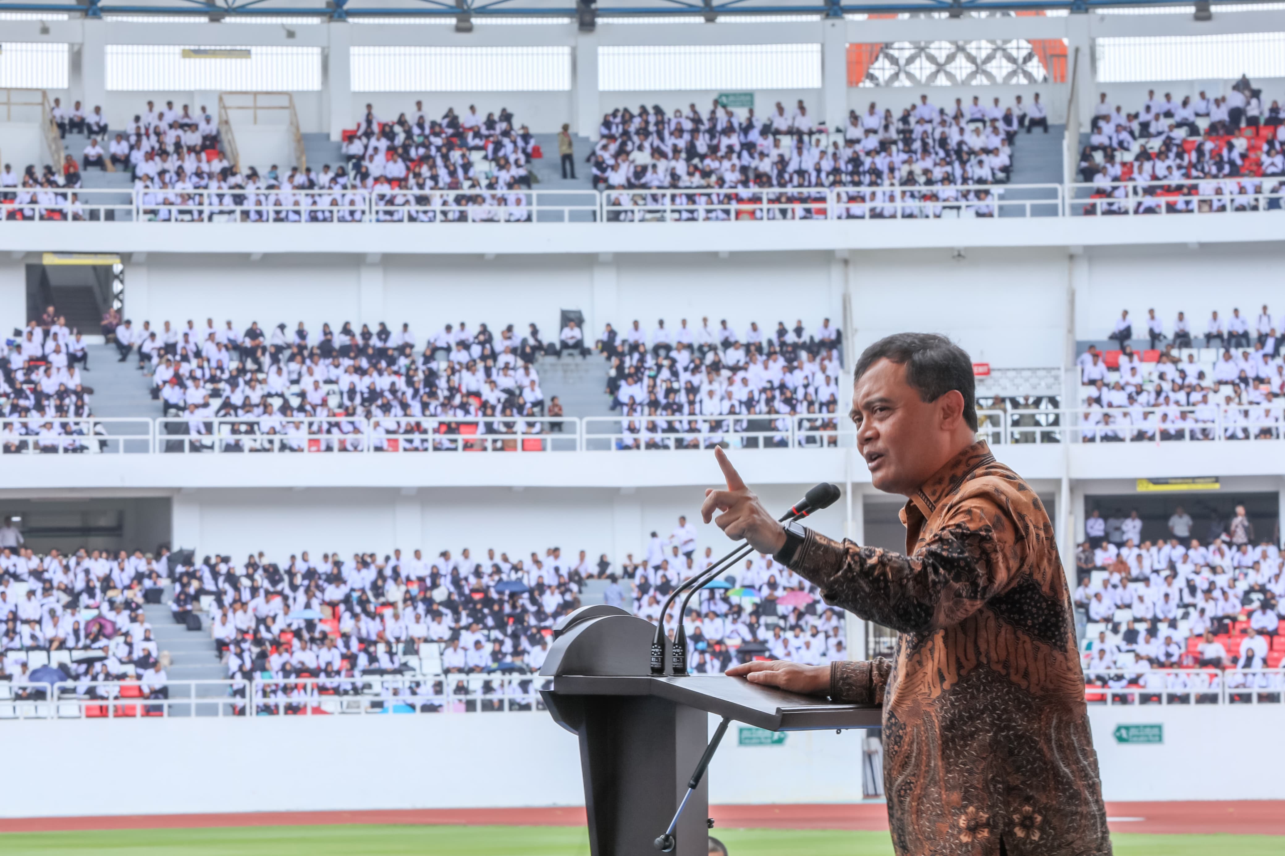 Gubernur Jawa Tengah Ahmad Luthfi fi hadapan ribuan PPPK paruh waktu yang baru menerima SK pengangkatan, Kamis (11/12/2025).