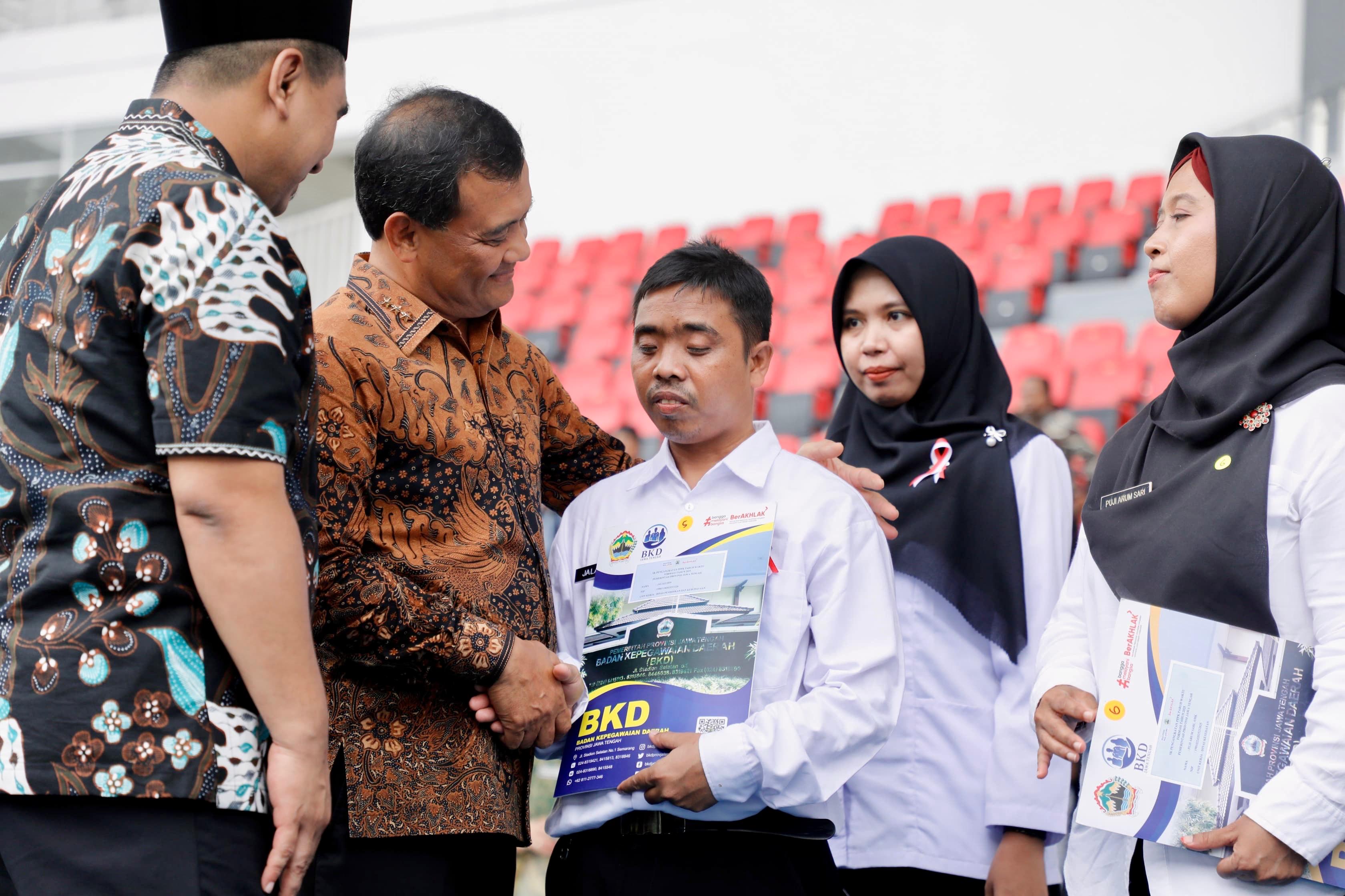 Gubernur Ahmad Luthfi bersama Wahub Taj Yasin memberi selamat pada disabilitas yang menerima SK pengangkatan PPPK paruh waktu, Kamis (11/12/2025).