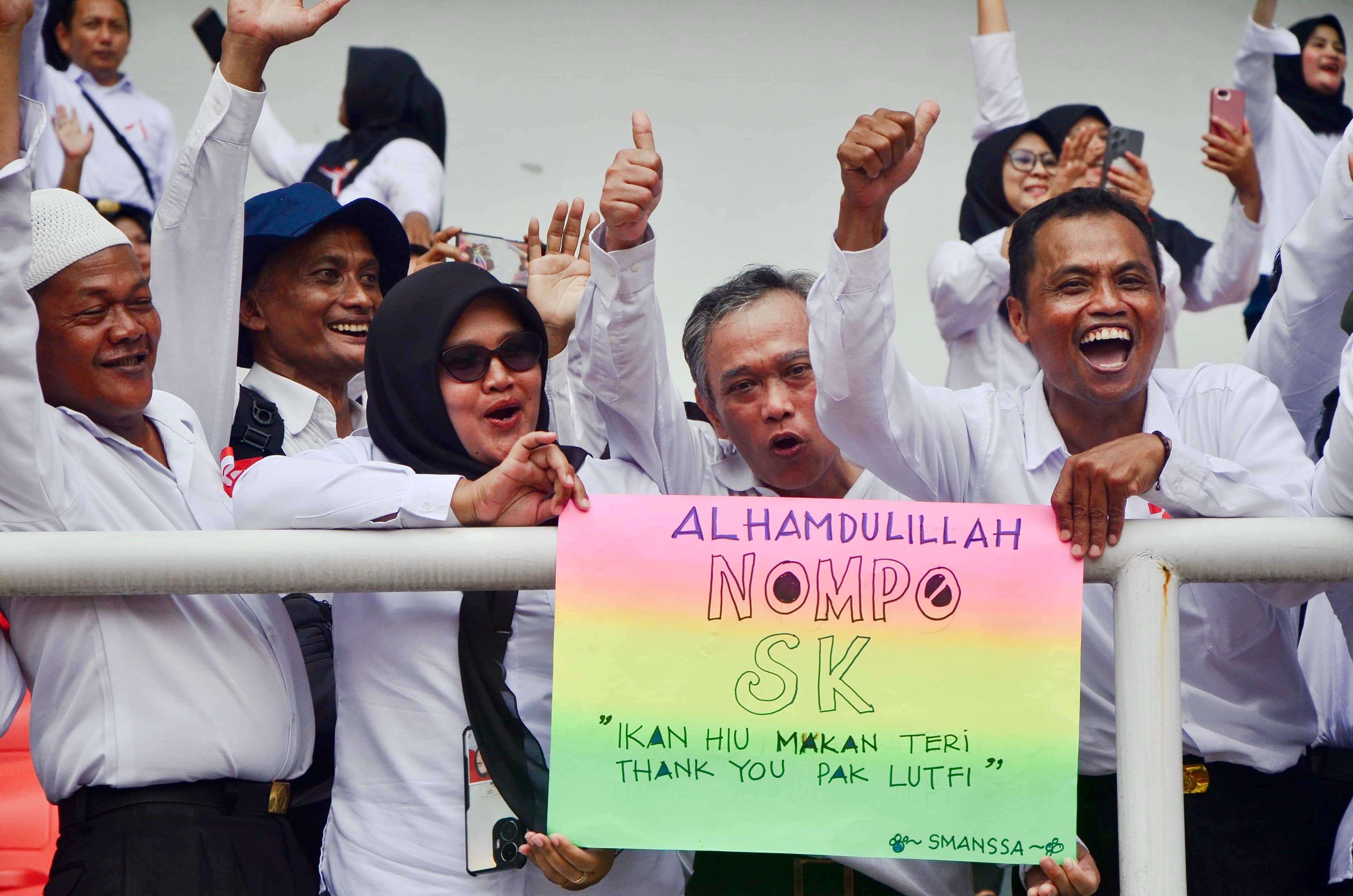 Kegembiraan para PPPK paruh waktu yang menerima SK pengangkatan, Kamis (11/12/2025) di GOR Jatidiri Semarang.