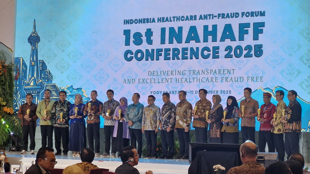 BPJS Kesehatan memberikan penghargaan bagi pihak-pihak yang telah berkomitmen memperkuat budaya antikecurangan dalam penyelenggaraan Program JKN tahun 2025 pada Inahaff, di Jogjakarta, Rabu (10/12)