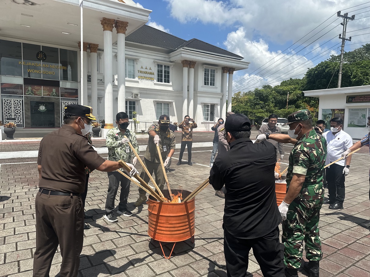 Pemusnahan barang bukti tindak pidana umum di halaman kantor Kejari Wonosobo, Kamis (11/12/2025) oleh forkompimda setempat.